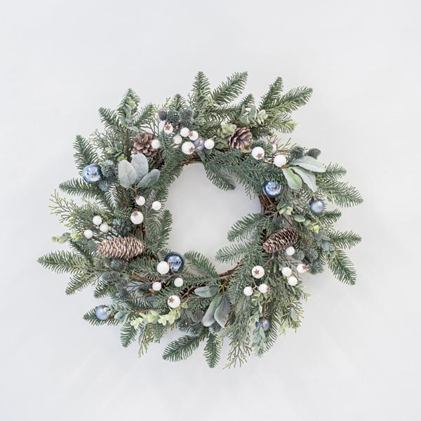 PEQUEÑA CORONA CON PIÑAS Y ADORNOS AZULES, 55cm