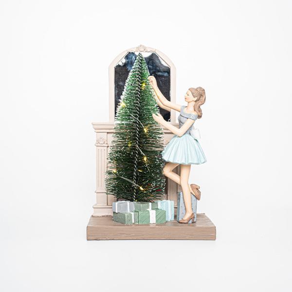 DECORATIVO DE POLIRESINA MUJER CON ÁRBOL ILUMINADO Y CHIMENEA LED 16,50x12x25,50cm