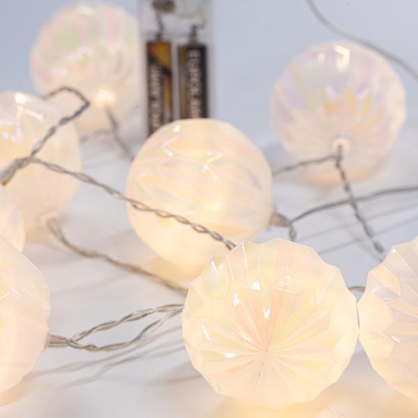 LINEA A BATERÍA CON BOLAS DE ALIVIO BLANCAS, 10 LED BLANCO CÁLIDO, CADA 15cm, IP20