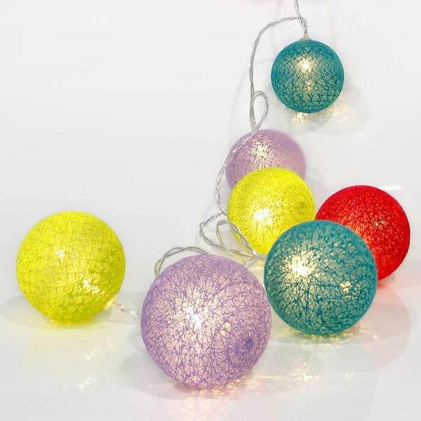 LÍNEA, 10 LED 5mm BOLAS MULTI ALGODÓN 6cm, CAJA DE PILAS 3xAA, CABLE TRANSPARENTE, LED BLANCO CÁLIDO POR 15cm, CABLE DE PLOMO 50cm, IP20