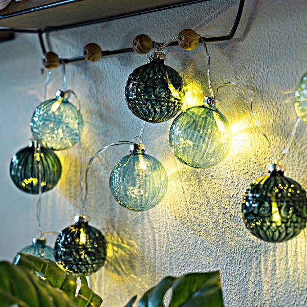 LINEA, 10 LED 5mm CON BOLAS VIDRIO VERDE 6cm, ADAPTADOR 4,5V, HILO TRANSPARENTE, LED BLANCO CALIDO POR 15cm, CABLE 3m, IP44