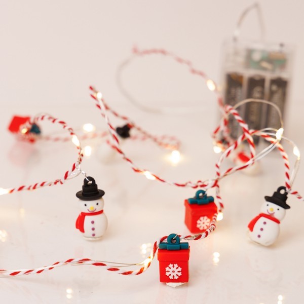 LÍNEA, 20 MINI LED, MUÑECO DE NIEVE Y CAJA DE REGALO, CAJA DE PILAS 3xAA, TEMPORIZADOR, CABLE ROJO Y BLANCO PLATEADO, LED BLANCO CÁLIDO, POR 10 cm, CABLE DE CONDUCCIÓN 30 cm, IP20