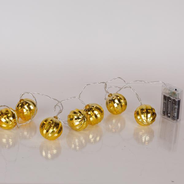 LÍNEA, 10 LED 5 mm, BOLA DE PLÁSTICO DORADA, CAJA DE PILAS 3xAA, TEMPORIZADOR, CABLE DE PVC TRANSPARENTE, LED BLANCO CÁLIDO, POR 15 cm, CABLE DE CONDUCCIÓN 30 cm, IP20