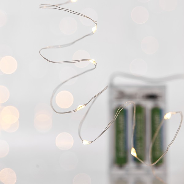 LÍNEA, 20 MINI LED, CAJA DE PILAS 3xAA, TEMPORIZADOR, CABLE DE COBRE PLATEADO, LED BLANCO CÁLIDO, POR 10 cm, CABLE DE CONDUCCIÓN 10 cm, IP20