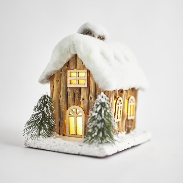 CASA ILUMINADA CON DOS ÁRBOLES, FUNCIONA A PILAS, 21x14x19cm