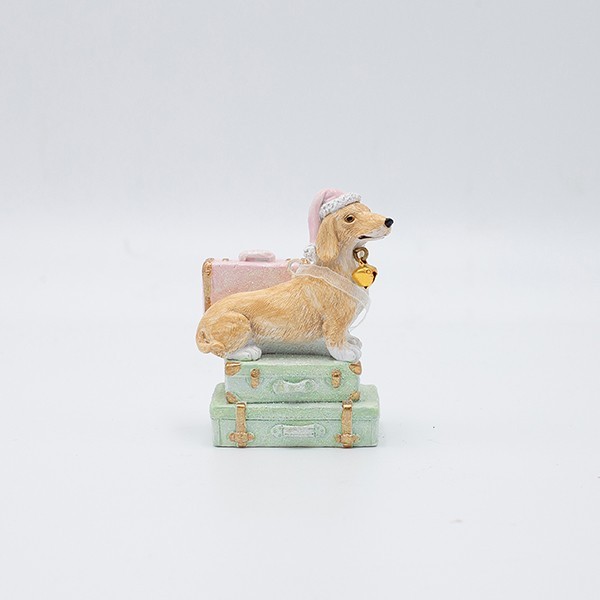 ADORNO COLGANTE DE POLIRESINA, PERRO EN MALETA, COLOR ÓPALO, 6X10CM
