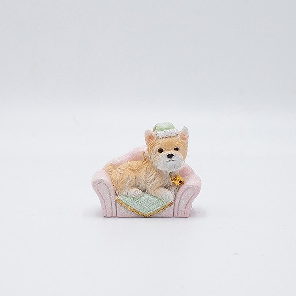 ADORNO COLGANTE DE POLIRESINA, PERRO EN SOFÁ, COLOR ÓPALO, 7X5,5CM