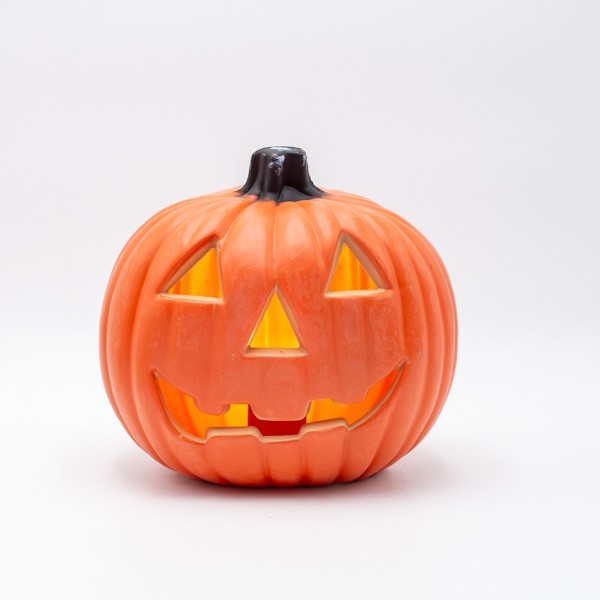 CALABAZA DE PLÁSTICO NARANJA ILUMINADA, DISEÑO DE HALLOWEEN CON CARA TALLADA, CAJA DE PILAS 2XAA, 6 LED BLANCO CÁLIDO, 20X15X19CM, IP20