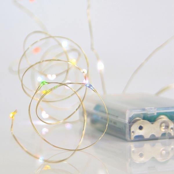 GUIRNALDA LINEAL, 20 MINI LED, CAJA DE PILAS 3XAA, HILO DE COBRE PLATEADO, LED MULTICOLOR CADA 10CM, CABLE DE ALIMENTACIÓN 10CM, IP20