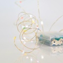 GUIRNALDA LINEAL, 50 MINI LED, CAJA DE PILAS 3XAA, HILO DE COBRE PLATEADO, LED MULTICOLOR CADA 10CM, CABLE DE ALIMENTACIÓN 10CM, IP20